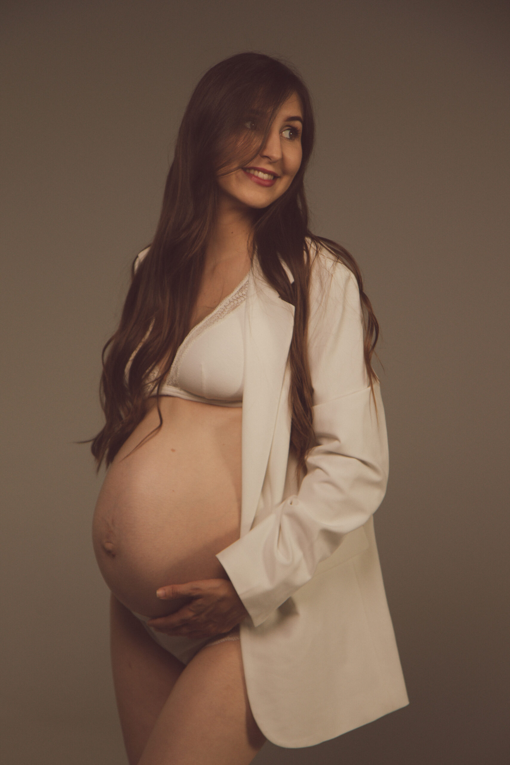 Fotografía de embarazo en exterior con luz natural