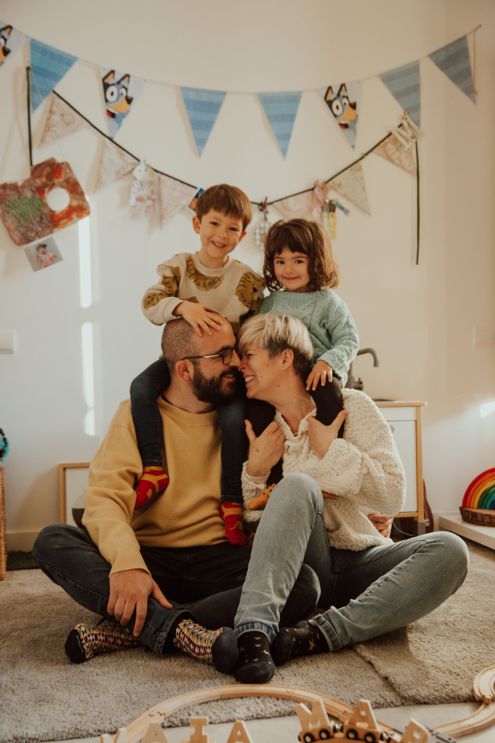 Reportaje de familia en Valencia con fotografía sincera
