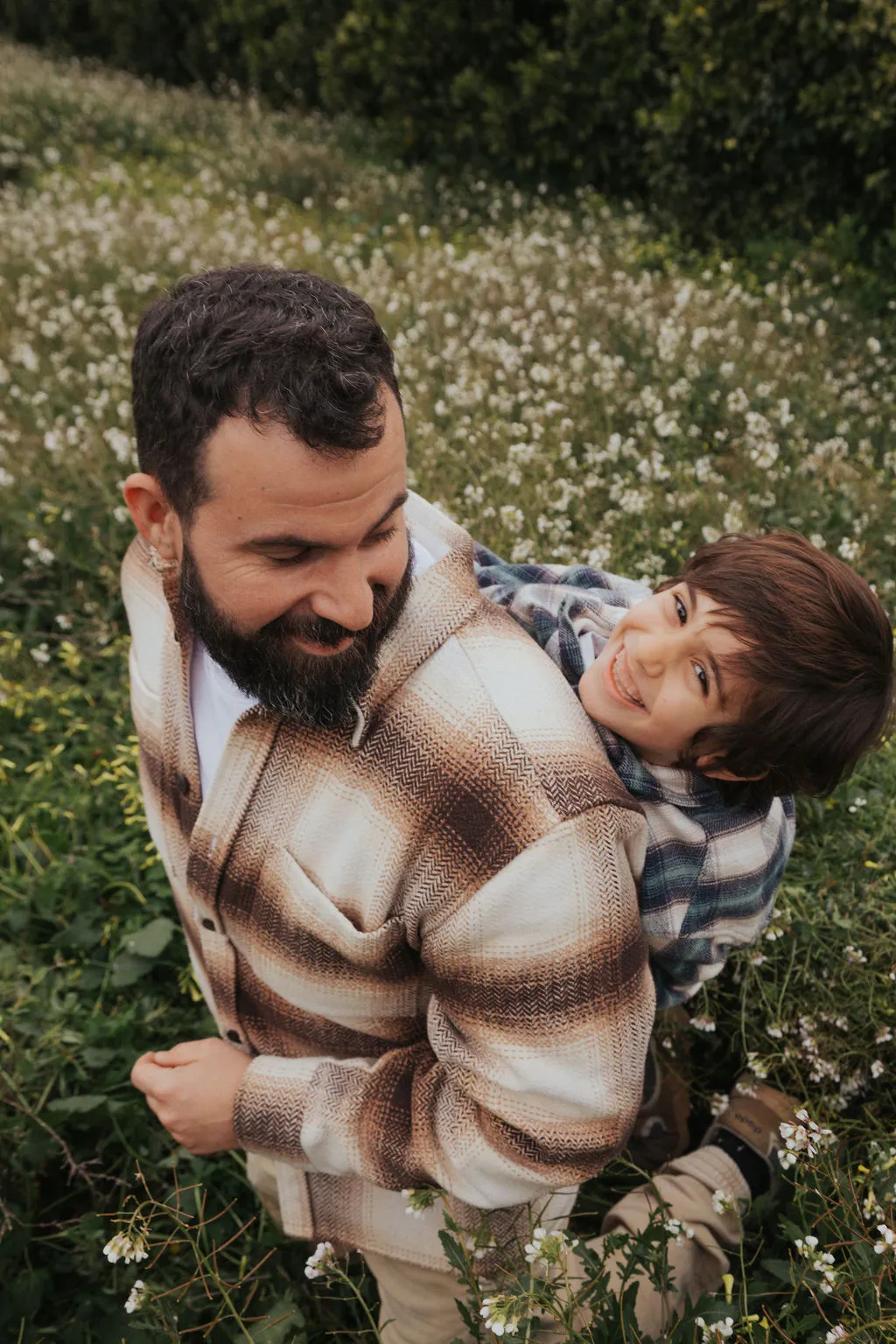 Fotografía de padre e hijo en sesión familiar en Valencia